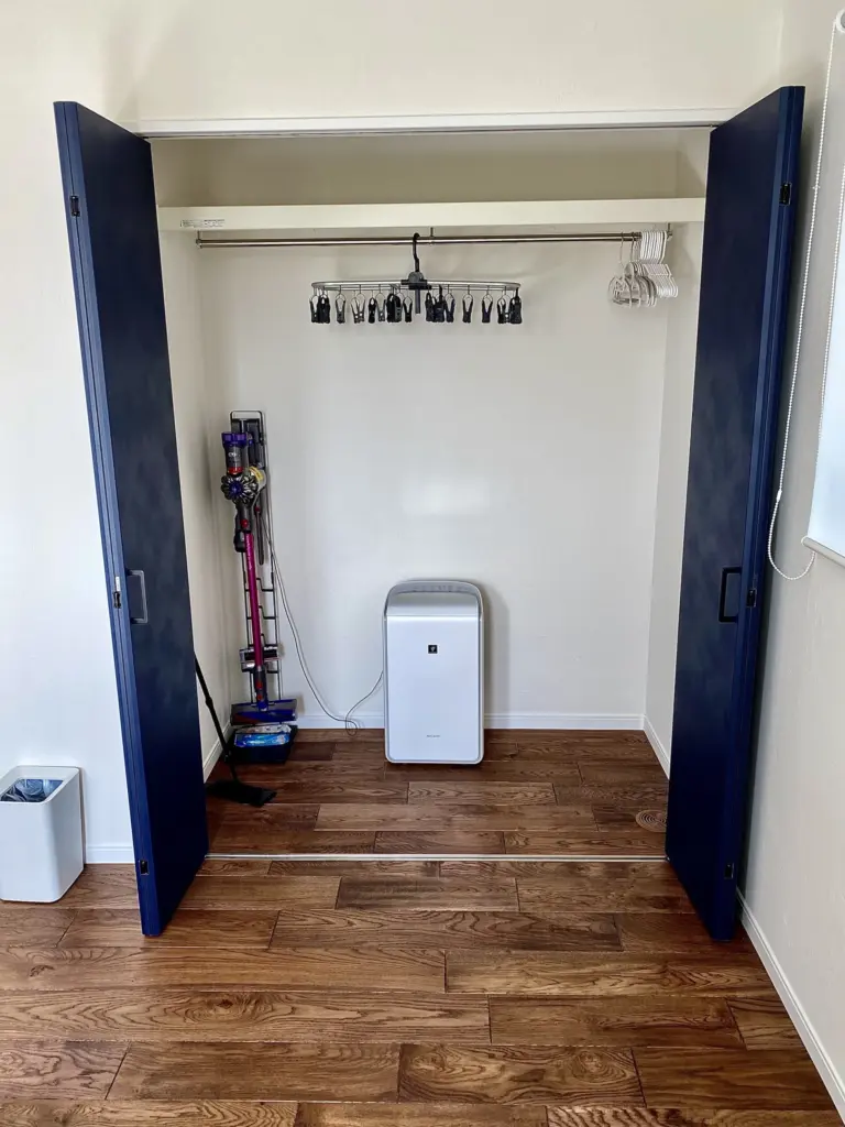 石垣島ヴィラmusubuの収納力あるクローゼット Spacious closet with storage items at Ishigaki Villa musubu