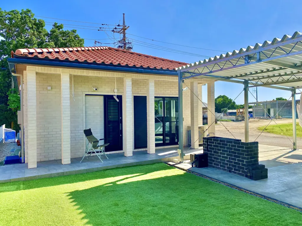 石垣島ヴィラmusubuの建物外観と屋根付きカーポート | Exterior view of Ishigaki Villa Musubu with carport