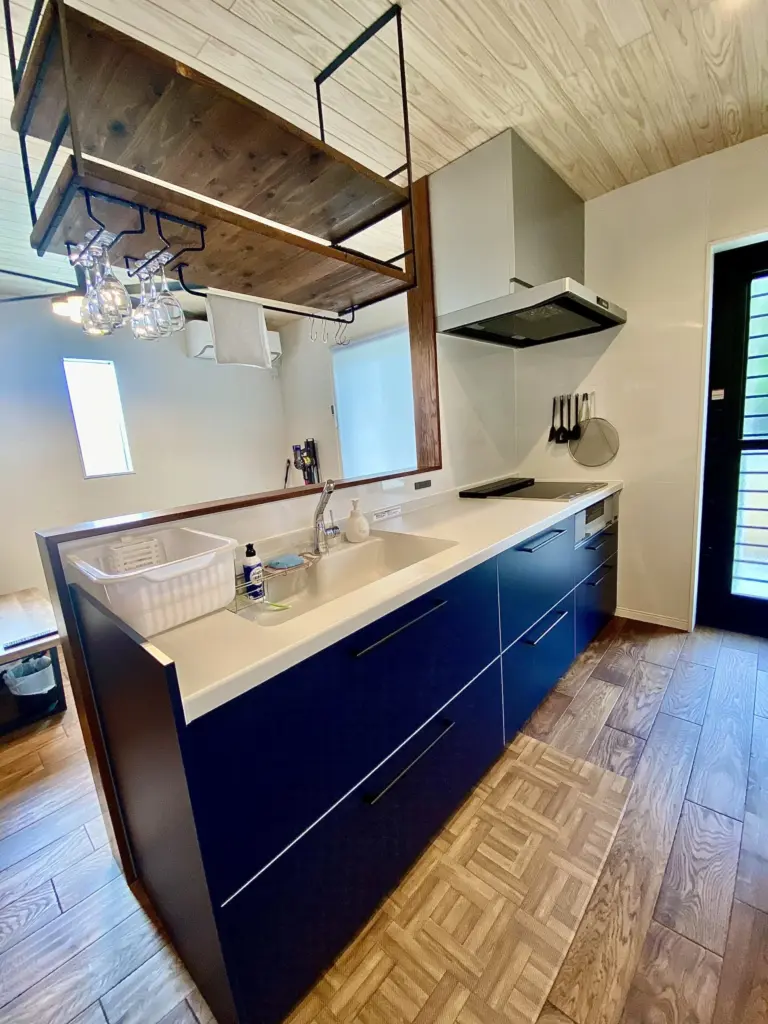 石垣島ヴィラmusubuの機能的な対面式キッチン Functional island-style kitchen at Ishigaki Villa Musubu