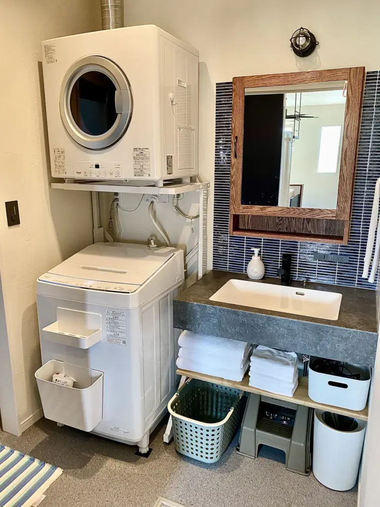 ヴィラ内の洗面所と洗濯機・乾燥機設備 Villa laundry and washbasin area with washer & dryer