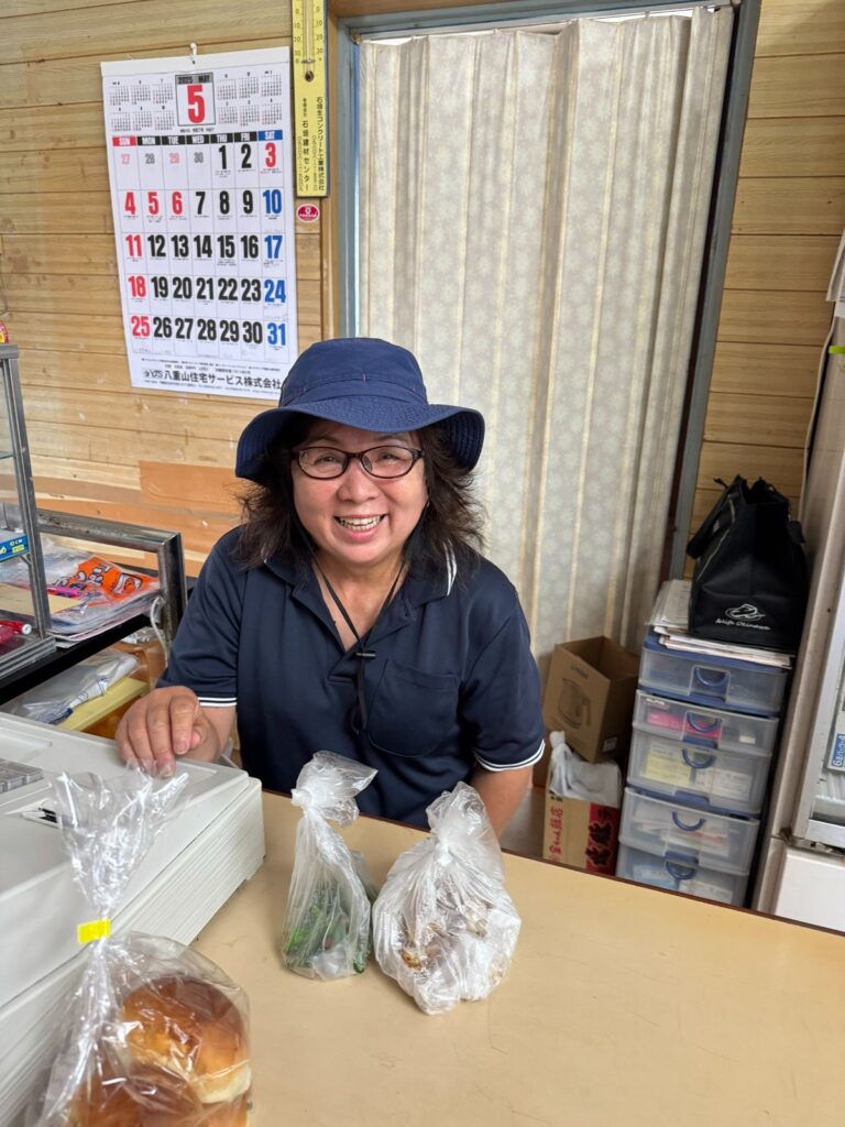 森乃商店のお母さんが笑顔でレジに立つ様子(石垣島・白保) Smiling staff member at Morino Shop in Shiraho, Ishigaki Island