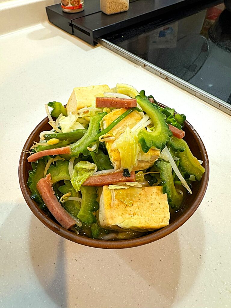 白保の食材で作った野菜そば(島もやし・えんさい・ゴーヤー・島豆腐・スパム入り)