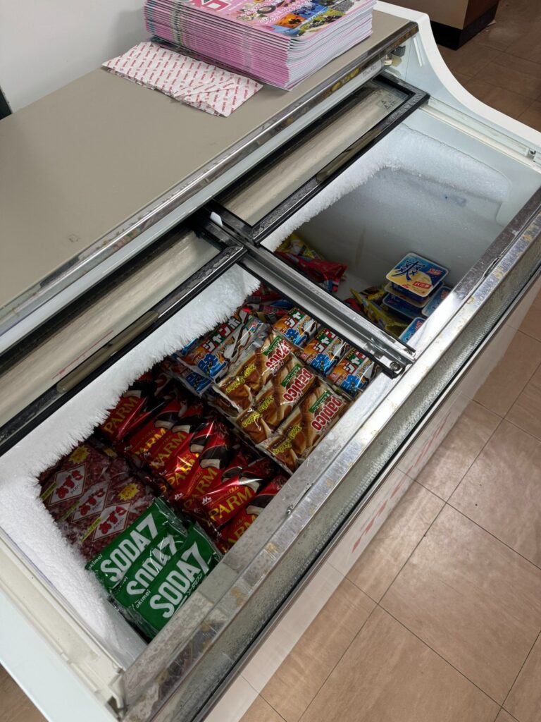 冷凍庫に並ぶ日本のアイスクリーム各種/Assorted Japanese ice creams neatly arranged in a freezer