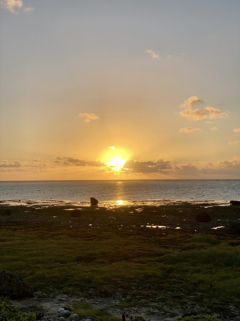朝日が昇る白保海岸の海辺の風景|Sunrise over the rocky shoreline at Shiraho Beach, Ishigaki