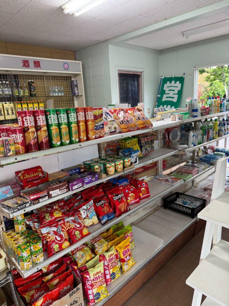 森乃商店のスナック菓子棚と日用品コーナー/Snack shelf and daily essentials corner at Morino Store