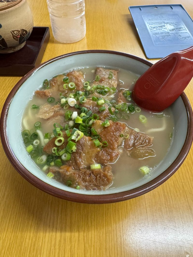 明石食堂のソーキそば。とろとろのソーキ肉が贅沢にのった、石垣島の人気メニュー