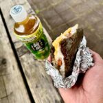 展望台のベンチで食べるスパムおにぎりと緑茶 / Spam rice ball and green tea on a bench at Maese-dake Observatory