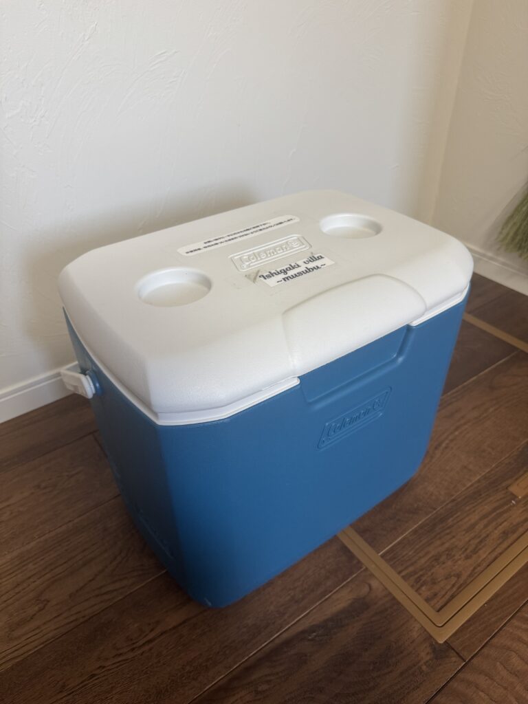 クーラーボックス（青と白）｜宿泊者用の保冷ボックス Cooler box (blue and white) provided for guest use