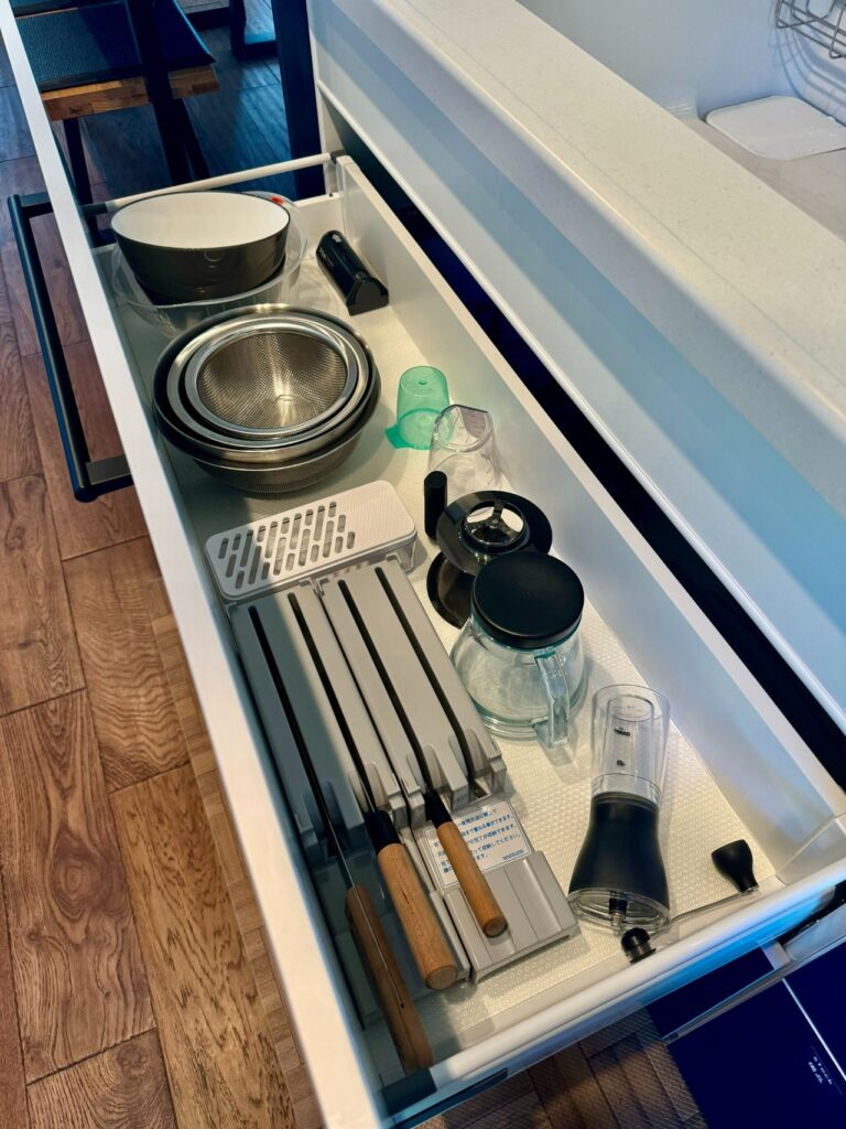 キッチン収納の引き出しに並んだ調理器具と包丁セット / Cooking tools and knives neatly arranged in a kitchen drawer